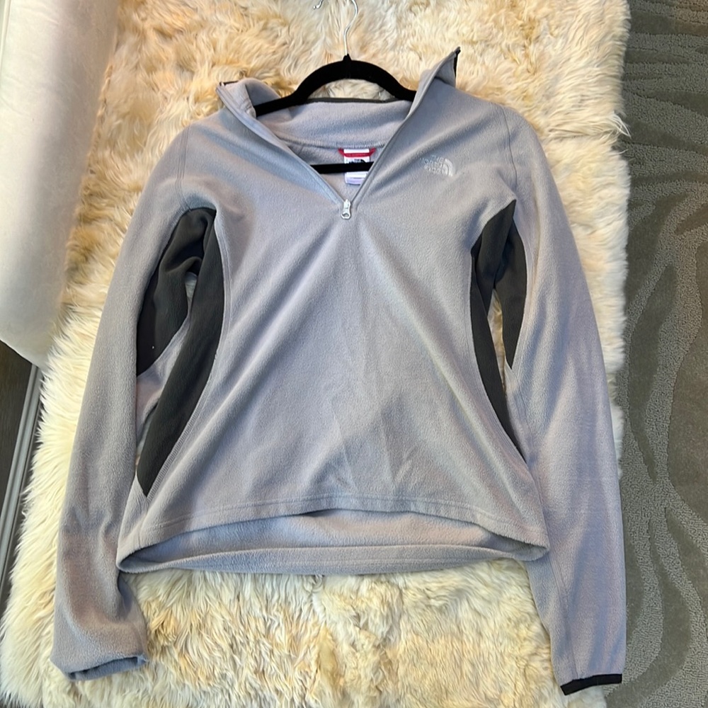 Gray North Face 1/4-zip fleece 🌚☑️